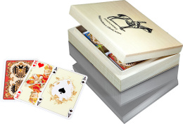 Karty lux w drewnianej szkatułce z logo Piatnika